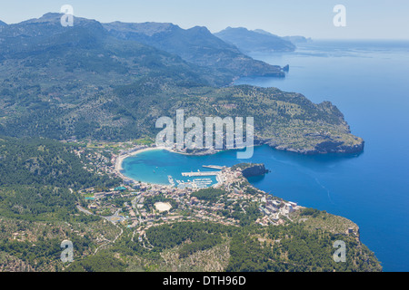 Nordwestküste Mallorcas. Port de Sóller Stadt und südlichen Tramuntana-Gebirge. Luftaufnahme. Balearen, Spanien Stockfoto