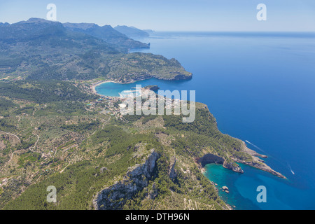 Nordwestküste Mallorcas. Port de Sóller Stadt und südlichen Tramuntana-Gebirge. Luftaufnahme. Balearen, Spanien Stockfoto