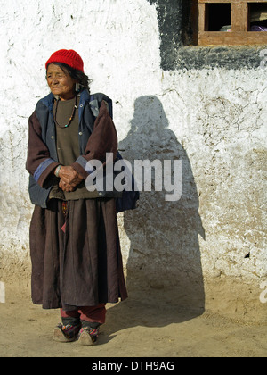 Eine Ladakhi Frau posiert in ihrer traditionellen Kleidung, Ladakh, Indien Stockfoto