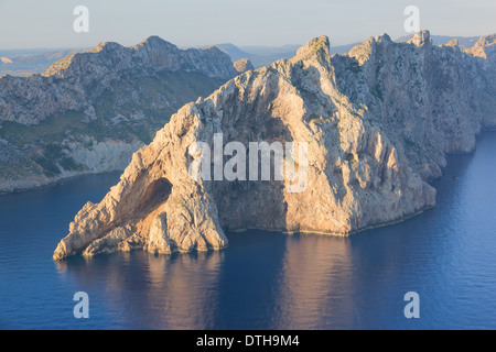 Nordküste Mallorcas. Cavall Bernat Berge in der Nähe von Cala Sant Vicens. Luftaufnahme. Pollensa und Umgebung, Balearen, Spanien Stockfoto
