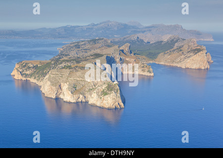Luftaufnahme des nördlichsten Punkt Mallorcas. Cap de Formentor und Leuchtturm. Pollensa und Umgebung, Balearen, Spanien Stockfoto