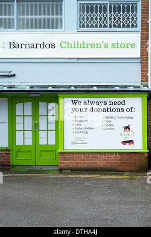 Rückseite des UK Barnardos Kinder Charity Shop mit großen Zeichen fordert Spenden von Produkten zu verkaufen Stockfoto