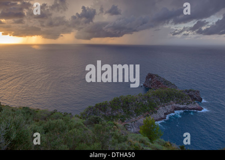 La Foradada Halbinsel bei stürmischem Wetter Winter bei Sonnenuntergang. Mallorcas Nordküste. Deià Bereich. Balearen, Spanien Stockfoto