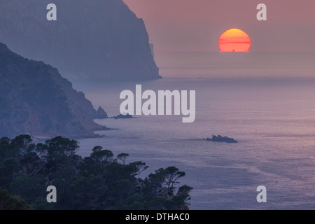 Nordwestküste Mallorcas. Estellencs Bereich. Es Farallons Inseln. Winter-Sonnenuntergang. Balearen, Spanien Stockfoto