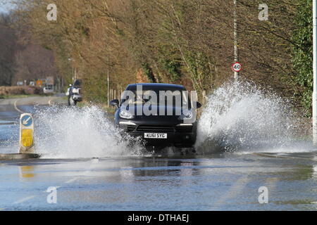 Egham, Surrey, UK. 17. Februar 2014. Flut Szenen von Egham, Surrey ein Auto fährt durch zurückweichenden Fluten auf die A308 in Runnymede, in der Nähe von Egham, Surrey UK Credit: John Maxwell-Roberts/Alamy Live News Stockfoto