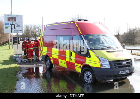 Egham, Surrey, UK. 17. Februar 2014. Szenen von Egham, Surrey West Yorkshire Feuer und Rettung Service eingerichtet, Pumpen, A308 Windsor Road in der Nähe von Runnymede klar zu überfluten. Bildnachweis: John Maxwell-Roberts/Alamy Live-Nachrichten Stockfoto