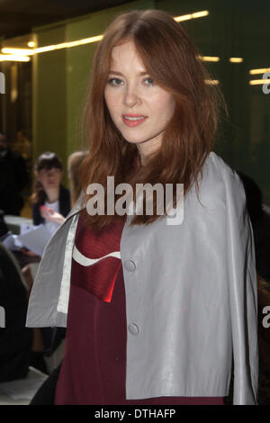 London, England, Vereinigtes Königreich. 18. Februar 2014. Im Bild: Stylist und TV-Moderatorin Angela Scanlon. Prominente besuchen die Fashion East-Show während der London Fashion Woche AW14 in der Topshop Showspace/Tate Modern. Bildnachweis: CatwalkFashion/Alamy Live-Nachrichten Stockfoto