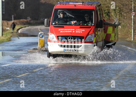 Egham, Surrey, UK. 17. Februar 2014. Flut Szenen von Egham, Surrey A Royal Berkshire Feuer und Rettung Service-Fahrzeug verhandelt die zurückweichenden Fluten in Runnymede, in der Nähe von Egham, Surrey. Bildnachweis: John Maxwell-Roberts/Alamy Live-Nachrichten Stockfoto