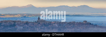 Montuiri-Dorf und Tramuntana-Gebirge im Winter nebligen Sonnenaufgang. Zentrum von Mallorca. Balearen, Spanien Stockfoto