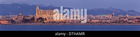 Skyline von Palma de Mallorca und gotische Kathedrale in der Abenddämmerung. Tramuntana-Gebirge hinter. Mallorca, Balearen, Spanien Stockfoto