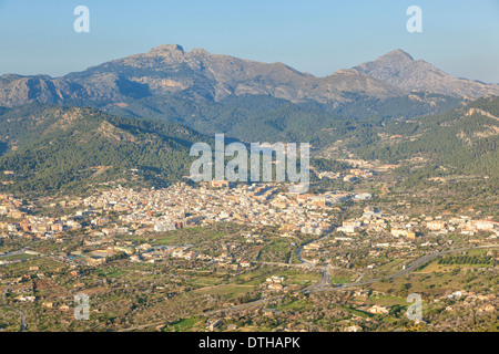 Luftbild von Andratx Stadt und südlichen Tramuntana-Gebirge. Mallorca, Balearen, Spanien Stockfoto