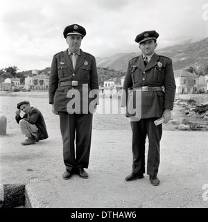 Türkei, 1950er-Jahre ein historisches Bild zeigt zwei lokale Polizisten stehen am Rand Wassers in einem Hafen. Stockfoto
