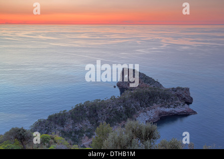La Foradada Halbinsel in der Abenddämmerung, in einem ruhigen Wintertag. Mallorcas Nordküste. Deià Bereich. Balearen, Spanien Stockfoto