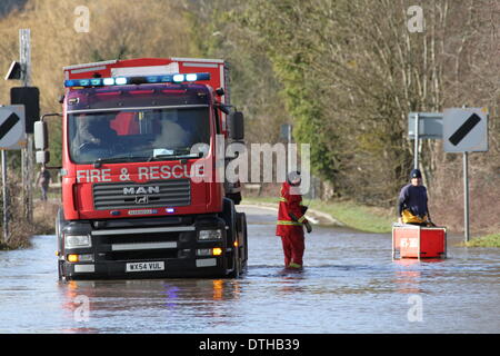 Egham, Surrey, UK. 17. Februar 2014. Szenen von Egham, Surrey West Yorkshire Feuer und Rettung Service eingerichtet, Pumpen, A308 Windsor Road in der Nähe von Runnymede klar zu überfluten. Bildnachweis: John Maxwell-Roberts/Alamy Live-Nachrichten Stockfoto