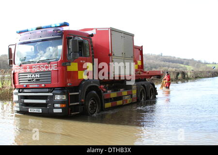 Egham, Surrey, UK. 17. Februar 2014. Szenen von Egham, Surrey West Yorkshire Feuer und Rettung Service eingerichtet, Pumpen, A308 Windsor Road in der Nähe von Runnymede klar zu überfluten. Bildnachweis: John Maxwell-Roberts/Alamy Live-Nachrichten Stockfoto