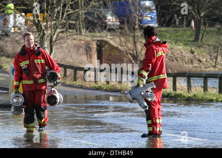 Egham, Surrey, UK. 17. Februar 2014. Flut Szenen von Egham, Surrey West Yorkshire Feuerwehr und Rettungsdienst Feuerwehr tragen Grundausstattung durch die zurückweichenden Fluten in Runnymede, in der Nähe von Egham, Surrey.  Bildnachweis: John Maxwell-Roberts/Alamy Live-Nachrichten Stockfoto