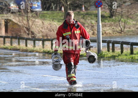 Egham, Surrey, UK. 17. Februar 2014. Flut Szenen von Egham, Surrey West Yorkshire Feuerwehr und Rettungsdienst Feuerwehr tragen Grundausstattung durch die zurückweichenden Fluten in Runnymede, in der Nähe von Egham, Surrey. Bildnachweis: John Maxwell-Roberts/Alamy Live-Nachrichten Stockfoto