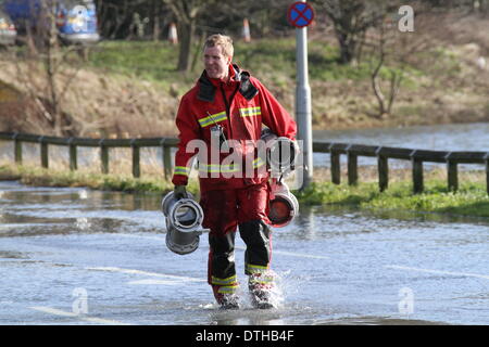 Egham, Surrey, UK. 17. Februar 2014. Flut Szenen von Egham, Surrey West Yorkshire Feuerwehr und Rettungsdienst Feuerwehr tragen Grundausstattung durch die zurückweichenden Fluten in Runnymede, in der Nähe von Egham, Surrey.  Bildnachweis: John Maxwell-Roberts/Alamy Live-Nachrichten Stockfoto