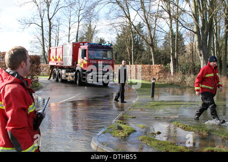 Egham, Surrey, UK. 17. Februar 2014. Szenen von Egham, Surrey West Yorkshire Feuer und Rettung Service eingerichtet, Pumpen, A308 Windsor Road in der Nähe von Runnymede klar zu überfluten. Bildnachweis: John Maxwell-Roberts/Alamy Live-Nachrichten Stockfoto