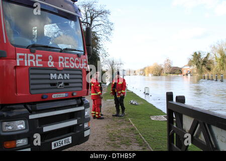 Egham, Surrey, UK. 17. Februar 2014. Flut Szenen von Egham, Surrey West Yorkshire Feuerwehr und Rettungsdienst-Personal inspizieren die sinkende der Themse bei Bell Weir Lock, Egham, Surrey Credit: John Maxwell-Roberts/Alamy Live News Stockfoto