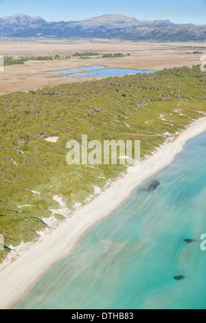 Frühling am Morgen Luftaufnahme der Strand von Playa de Muro und Albufera Marsh geschützten Bereich. Nördlich von Mallorca, Balearen, Spanien Stockfoto