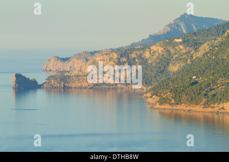 Mallorcas Nordküste und Foradada Halbinsel bei Sonnenuntergang. Son Marroig beherbergt (oben rechts). Deià Bereich. Balearen, Spanien Stockfoto