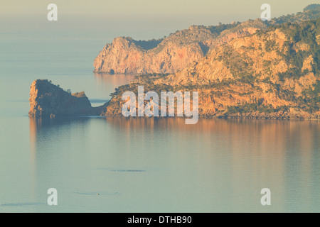 Mallorcas Nordküste und Foradada Halbinsel bei Sonnenuntergang. Deià Bereich. Cap Gros Kap hinter (Sóller und Umgebung). Balearen, Spanien Stockfoto