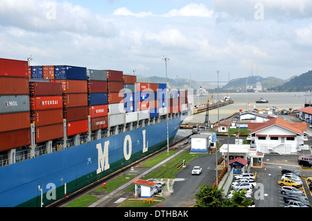 Containerschiff im Miraflores-Schleusen Panamakanal Stockfoto