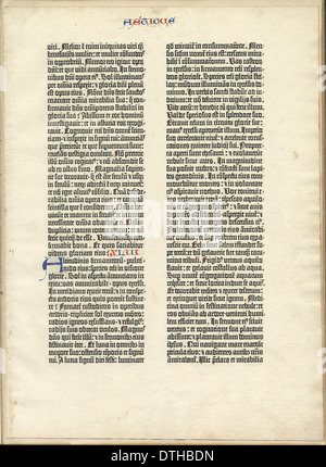Ein lateinisch gedrucktes Blatt aus der Gutenberg-Bibel ist eines der frühesten Beispiele beweglicher Schrift. Dieses Stück spiegelt die revolutionären technologischen Fortschritte des Druckens im 15. Jahrhundert wider und ist ein wichtiges Artefakt in der Geschichte des Druckens und der Alphabetisierung. Stockfoto