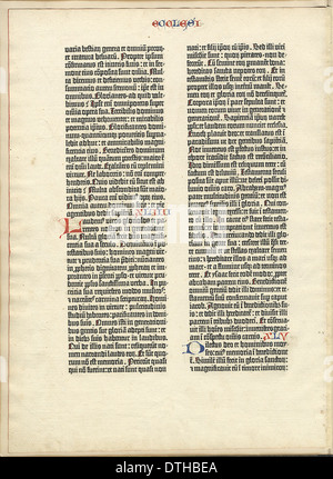 Ein Blatt aus der Gutenberg-Bibel, das die Rückseite des gedruckten Textes zeigt. Die Gutenberg-Bibel, die im 15. Jahrhundert gedruckt wurde, ist einer der wichtigsten Meilensteine in der Druckgeschichte und stellt das erste große Buch dar, das in beweglicher Schrift gedruckt wurde. Stockfoto