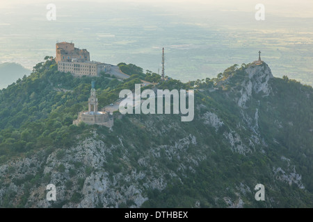 Sant Salvador-Berg mit seinen Kloster und religiösen Denkmälern. Felanitx-Bereich. Luftaufnahme. Mallorca, Balearen, Spanien Stockfoto