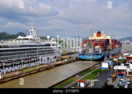 Containerschiff Mol Exzellenz und Norwegisch cruise Boot Panamakanal Miraflores-Schleusen Panama Stockfoto