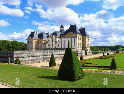 Ein Foto von der Schloss Vaux-Le-Vicomte bei Paris, aufgenommen an einem schönen Sommertag. Malerische Gärten. Stockfoto