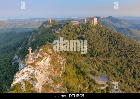 Sant Salvador-Berg mit seinen Kloster und religiösen Denkmälern. Felanitx-Bereich. Luftaufnahme. Mallorca, Balearen, Spanien Stockfoto