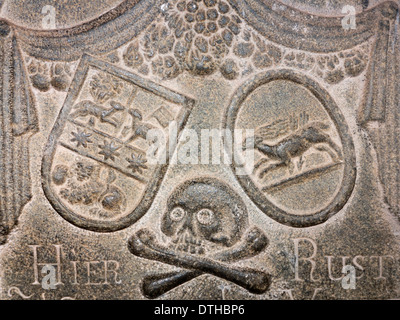 Indien, Kerala, Fort Cochin, St. Francis Church, Totenkopf Motiv auf alten niederländischen kolonialen geschnitzten Stein Grabstein Stockfoto