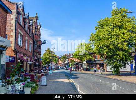 Café und Geschäfte auf der High Street (London Straße) im Dorf-Zentrum, Alderley Edge, Cheshire, England, UK Stockfoto