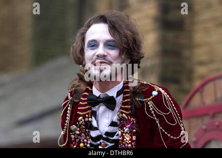 Blackpool, Lancashire, UK, 18. Februar 2014. Schauspieler 'Dr Longtitude', Anthony Pargo in St. John's Square" Die imaginäre Menagerie", die Cabaret Stage Show von 'Les Enfants Terribles" bei der jährlichen Blackpools Festival des Zirkus, Magic & neue Sorte aus. Die 10-tägige Festival der Magie, ist Showzam sieht Blackpools berühmte Sehenswürdigkeiten überlaufen mit Straßenkünstler, sideshows und Theater. Stockfoto