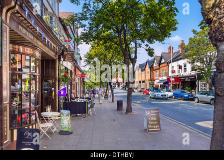 Café und Geschäfte auf der High Street (London Straße) im Dorf-Zentrum, Alderley Edge, Cheshire, England, UK Stockfoto