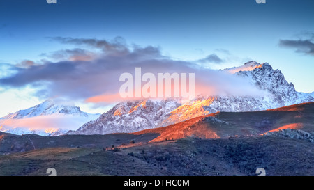 Eine schneebedeckte Monte Cinto im Morgengrauen entnommen den Col de San Colombano im Norden Korsikas bei Sonnenaufgang Stockfoto