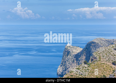 Cap de Formentor Leuchtturm in einem ruhigen Frühlingsmorgen. Bereich von Pollensa, Mallorca, Balearen, Spanien Stockfoto