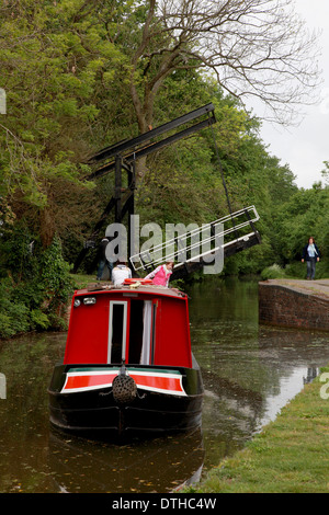 Ein Narrowboat nur unter die angehobene Zugbrücke in Hockley Heath auf der Stratford on Avon Canal in Rechnung gestellt hat Stockfoto