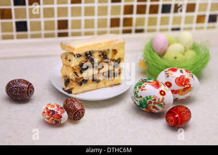 Gemalte bunte Ostereier und Patty cake Stockfoto