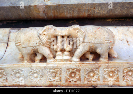 Marmor-schnitzen, Shri Jagat Shiromani Ji oder Siromaniji Tempel/Mandir, Vishnu/Krishna, Amber, nr Jaipur, Rajasthan, Indien Stockfoto