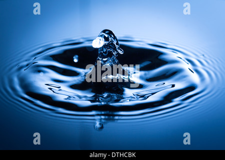 Wassertropfen im Sonnenlicht. Blauton Bild Stockfoto