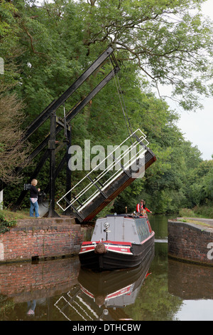 Ein Narrowboat Unterquerung der erhöhten Zugbrücke in Hockley Heath auf der Stratford on Avon Canal Stockfoto