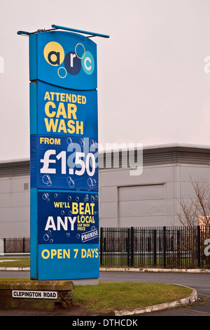 ARC besuchte Car Wash Firmenschild Werbung, dass sie 7 Tage die Woche und gute Angebote in Dundee, Großbritannien haben Stockfoto