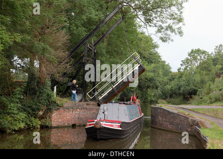 Ein Narrowboat Unterquerung der erhöhten Zugbrücke in Hockley Heath auf der Stratford on Avon Canal Stockfoto