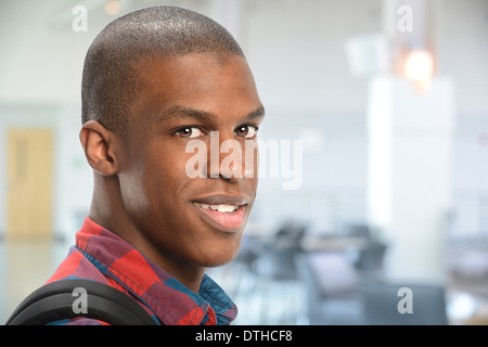 Porträt des jungen afroamerikanischen Studenten in Schule Stockfoto
