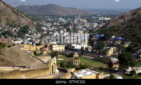 Bernstein-Stadt und hochgefahren Eingang zum Fort nr Jaipur, Rajasthan, Indien Stockfoto