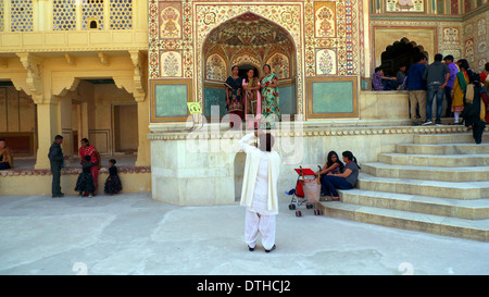 Indische Touristen von Ganesh Pol/Gate, Amber Fort nr Jaipur, Rajasthan, Indien Stockfoto